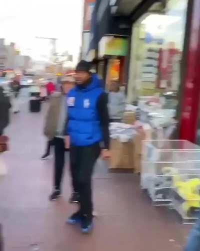 Sacan a un niño agresivamente del autobús escolar 🗿😩😳