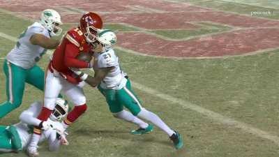 [Highlight] A piece of Patrick Mahomes helmet cracks off