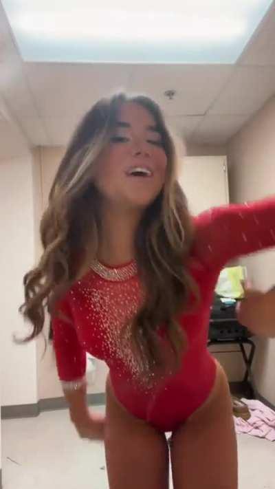 Sarah Cohen in her TikTok video 🍑🤸‍♀️