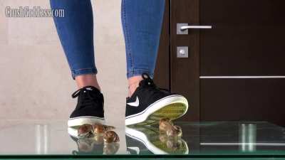 v.k nike snail underglass