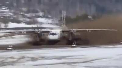 АН-24 взлетает с не совсем чистой взлётной полосы