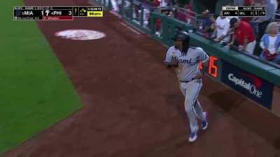 [Highlight] [Highlight] Bryan De La Cruz's infield single scores the Marlins' first run of the game.