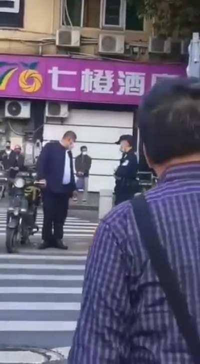 在支那当城管就是好，还可以时不时享受外卖员免费叩拜，哈哈哈哈