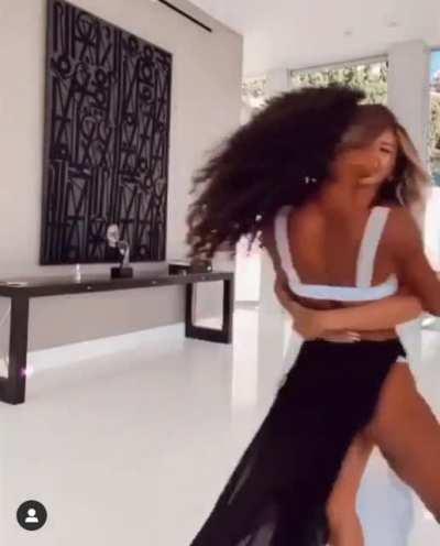 🤤 Dancing w/ her bestie 💃