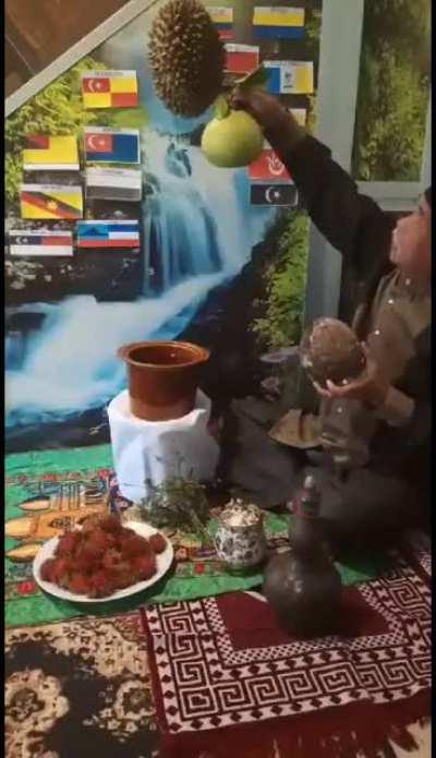 Mohon tukarkan kepala dia dengan durian tu.