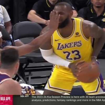 [Highlight] LeBron gets a finger deep in his left eye