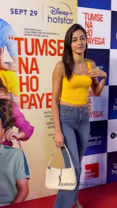 Ye nepo raand Ananya Panday apni patli body pe ek badhiya gaand chupaye phir rahi hai, mujhe iski gaand ke bas ek baar darshan karne hai yaar. Kya khushboo aati hogi iski gaand ke chhed me se, use soonghna aur chatna hai.