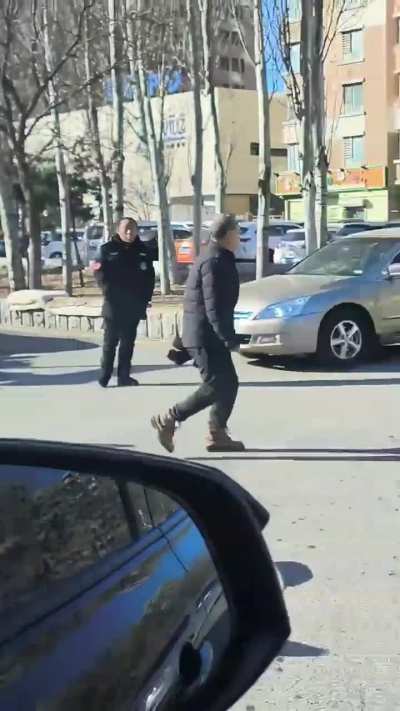 沈阳...街边全武行，教科书式处理方式