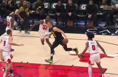 [Highlight] Lauri Markkanen brings the thunder with an outrageous power slam dunk over Vucevic (Replays included)