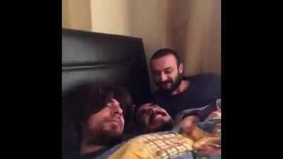 Bir gece annemlerin yatağinda uymuşumdur ve 5 gün yatmışımdır.... Artık sinirlenen babam.....