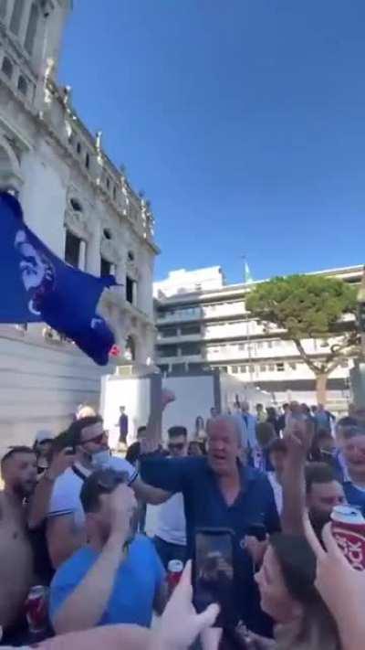 Jeremy Clarkson com os copos nos aliados