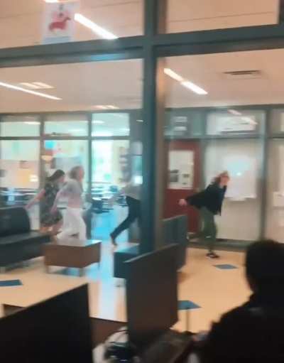 The school's teachers decided to mimic their students by leaving school as soon as the bell rang🤣