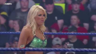 Kelly Kelly going to her corner