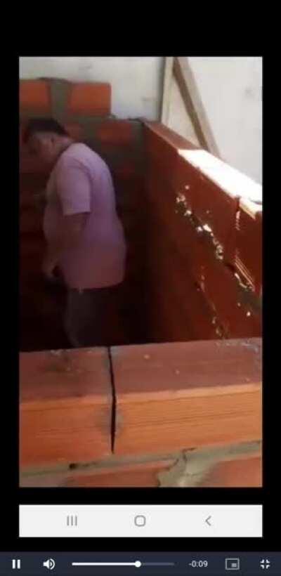 Señores juegen minecraft para hacer de albañil , como te vas a olvidar la puerta???