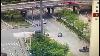 (China) Tesla driver dies after rear-ending truck