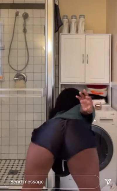 She making it clapp respectfully 🥴