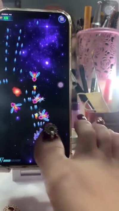@tuongvy1995 was live with her cute pedicured toes playing her Galaga game!! 🪐