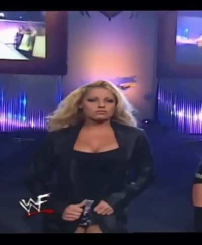 Trish makes her entrance at Unforgiven 2000 IG