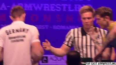 Наверно правша.