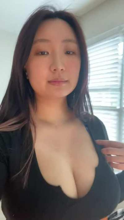 Do you like the way my boobies bounce? 🥰