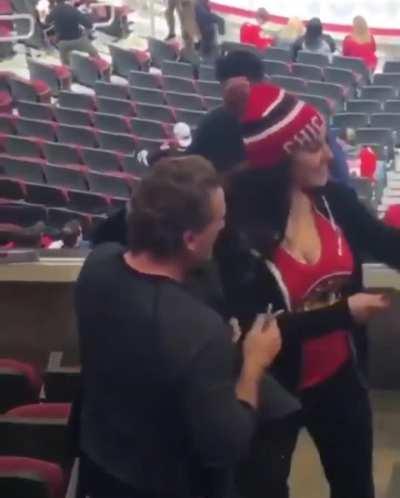 Jeremy Roenick signing a pair 😂