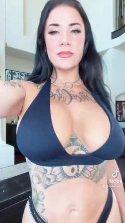 Short and curvy is 😈