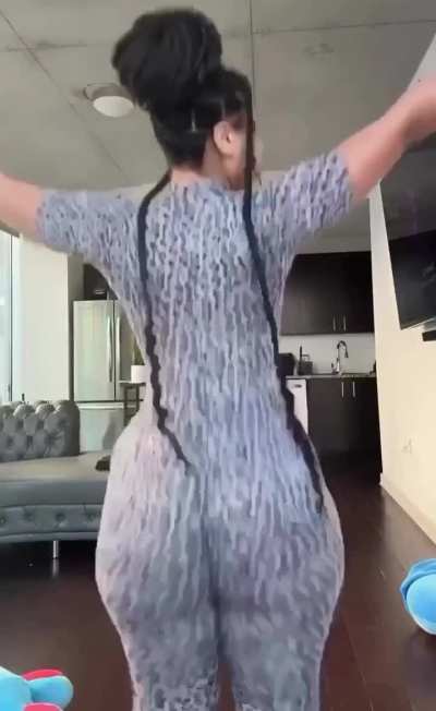 Love When She Goes Live & Claps