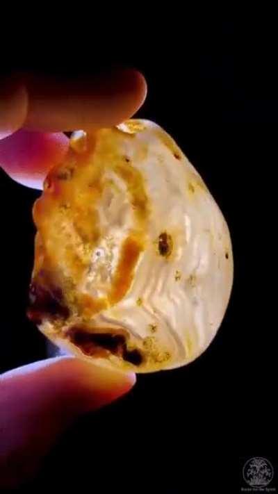 Агат с водой, которая попала туда внутрь миллион лет назад