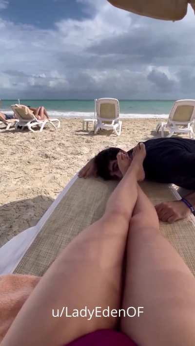 [Domme] Feet worship on the beach >:)