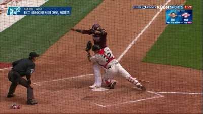 [Highlight] [KBO] Kiwoom Heroes Addison Russell safe at homeplate after evading the tag by SSG Landers catcher Cho Hyeong-woo.