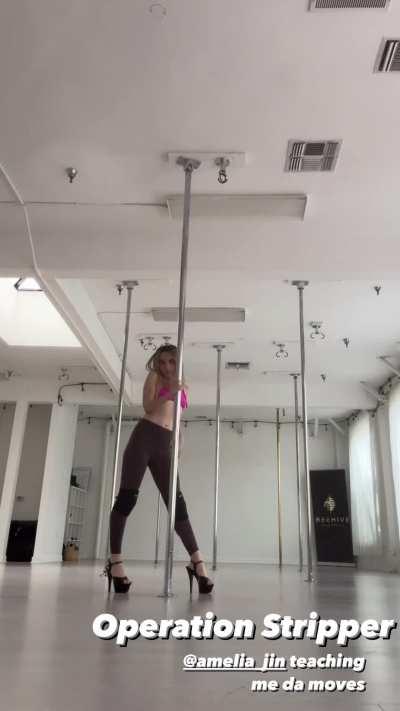 Chloe Fineman showing off that she's for bulls only