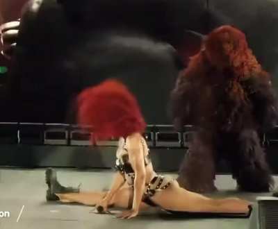 my favorite moment from the whole show, her having BIGFOOT BACKGROUND DANCERS is hilarious. 😭😭😭 #Megchella