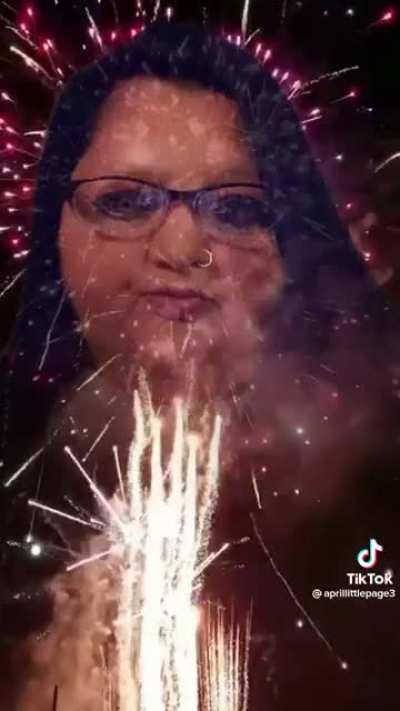 Cringe woman in the fireworks !?!?