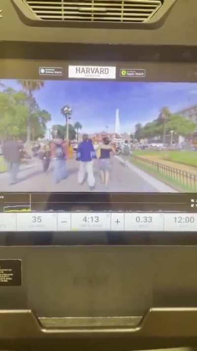 En el gimnasio de Harvard tienen un simulador que te permite visitar distintos paises, argentina pasas por una marcha del polo obrero ☠