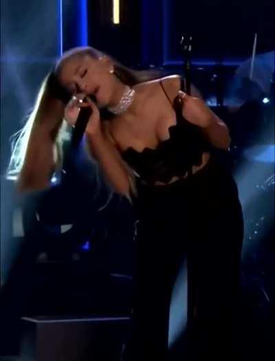 I love Ariana Grande boobs