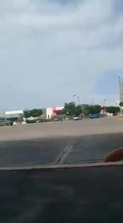 Guy hides in store to avoid the crossfire. Culiacán (2019)