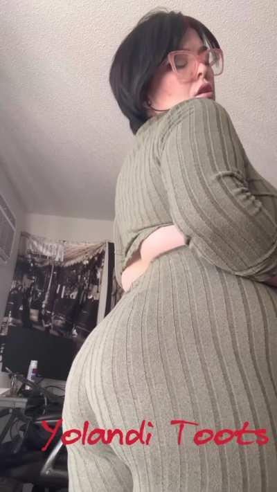 Big ass fart in my soft leggings 