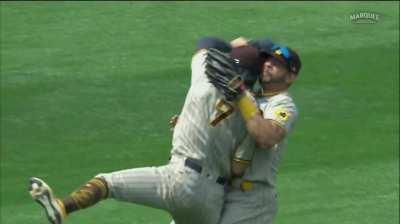 [Highlight] Ha-Seong Kim & Tommy Pham collide HARD at Wrigley Field.