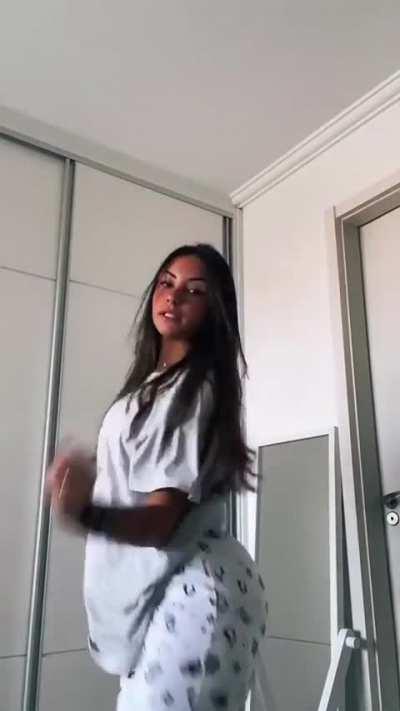 Incredible body on the beach 😈⏳