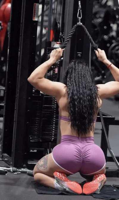 Aliyanli Palmar is a muscle mommy