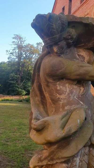 A quick bouncing tits in the beautiful park at the historic abbey. Heh