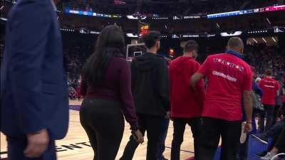 [Highlight] Halftime awards show goes on too long during the Bulls Warriors game and they have to be quickly ushered off so the game can start