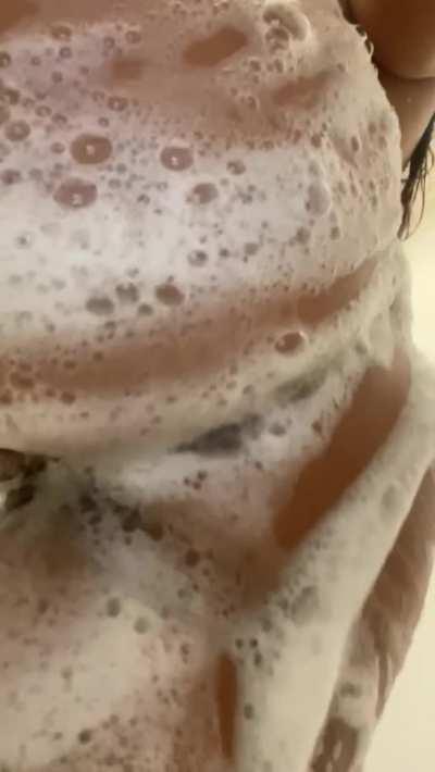 Watch this ass jiggle in the shower 🧼❤️