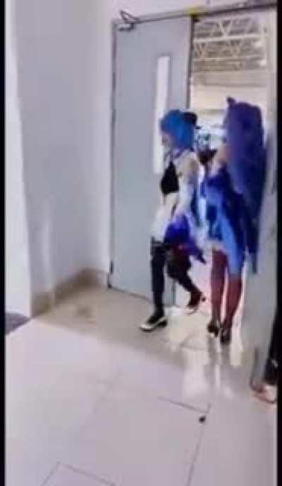 POV estás esperando a que tu amigo salga del baño en un shopping de CABA