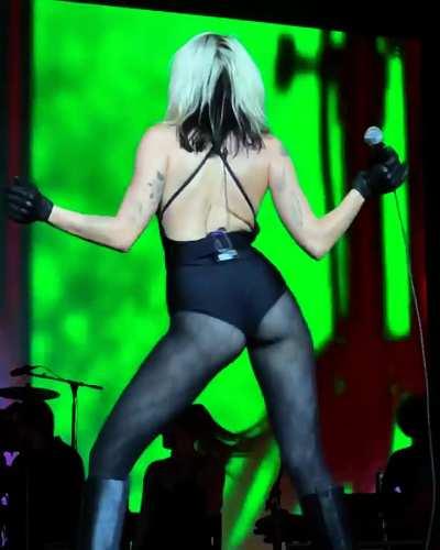 [reddit] Need a hand getting off over Mileys ass