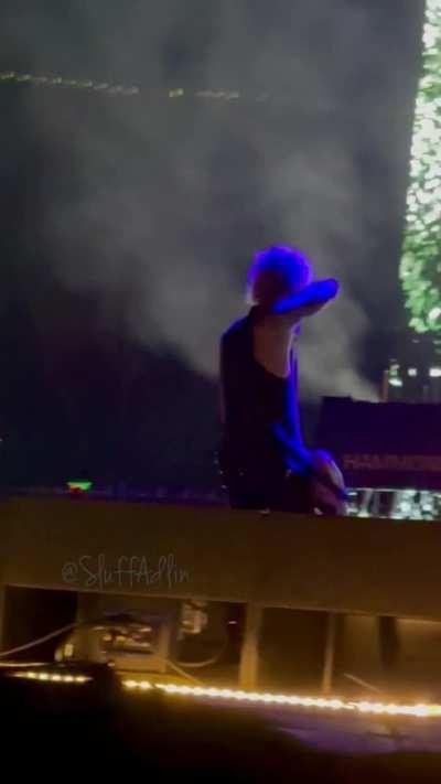 Y’ALL! AXL MOCKED ME YELLING LOVE AT DUFF! So my life has basically peaked now and I’m done 😂😂😂