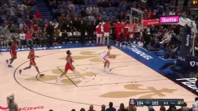 [Highlight] Jabari Smith Jr. makes the touchdown pass to Alperen Sengun for the game-sealing dunk, as the Rockets announcers bid adieu