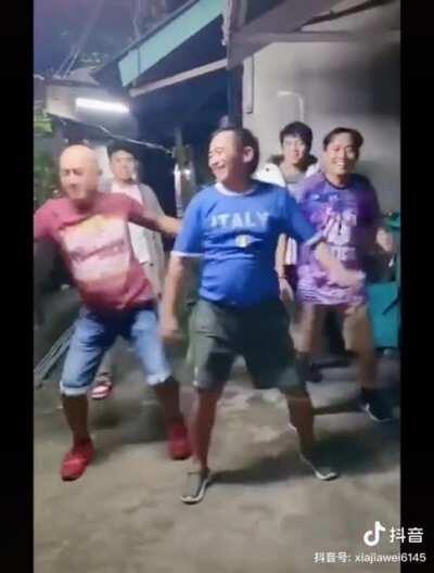 感動自己才能打動別人 這是我看過最舒服的舞蹈 if u want others to feel it, ya gotta feel it urself first. these are the smoothest moves I've ever seen!