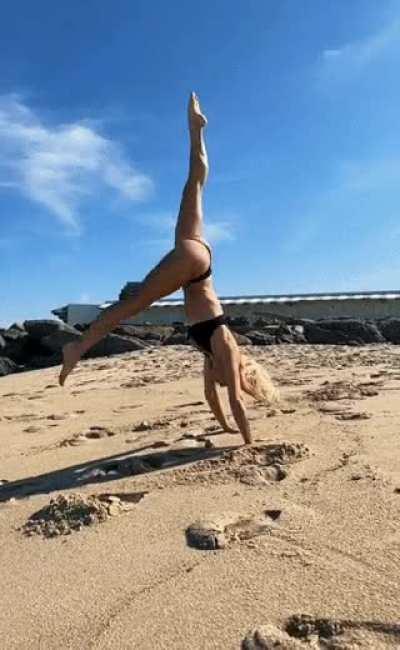 Beach gymnastics | TikTok May 2023