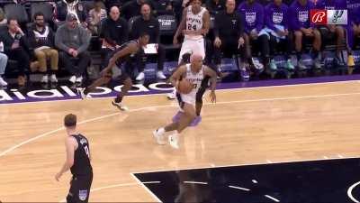 [Highlight] Jeremy Sochan throws it in over Sabonis